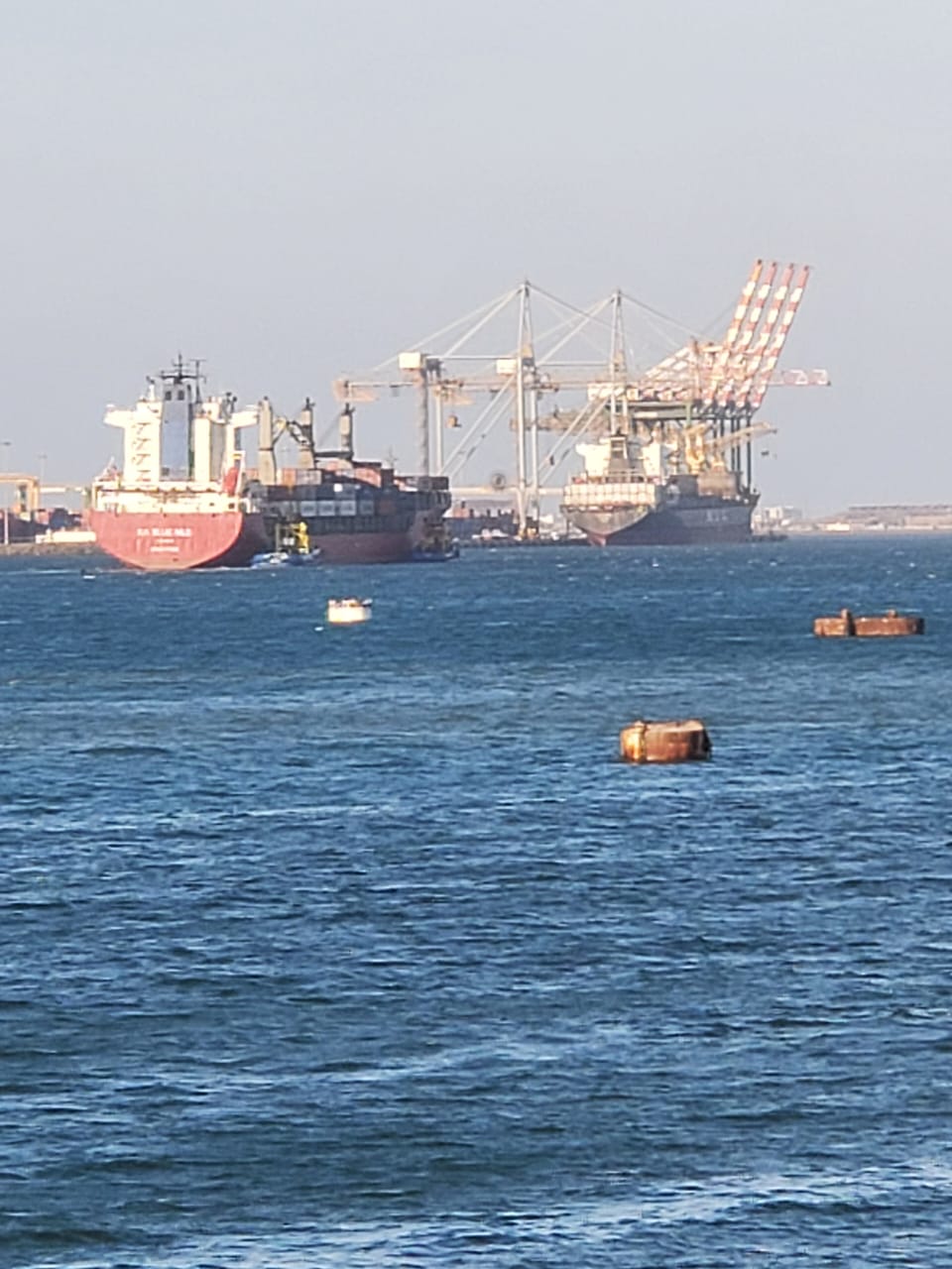 سفينة الحاويات EA Blue Nile تدخل الميناء عند الوصول